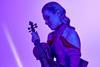 Eldbjorg Hemsing photos Colors of Bach_c_Gregor_Hohenberg violet with violin