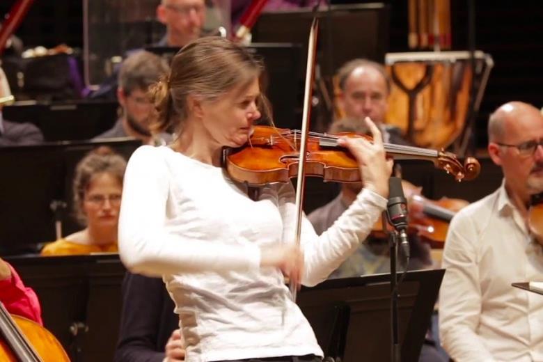 Janine Jansen performs Brahms’s Violin Concerto conducted by Daniel