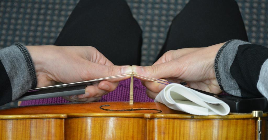 The Strad - to correct violin position