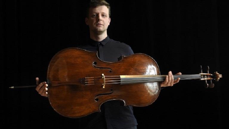 Istv n V rdai receives Du Pr Harrell Stradivarius cello on