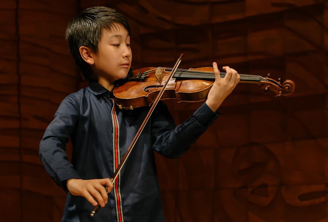 AustralianChinese violinist Christian Li youngest ever Decca