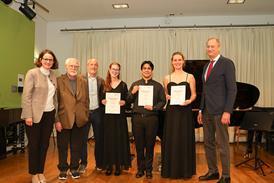 csm_Foto_01_v.l.n.r._Livia_Sellin__Peter_Weinberger__Simon_Weinberger__Trio_Con_Brio__1._Platz___MUK-Rektor_Andreas_Mailath-Pokorny_d2360ecdff
