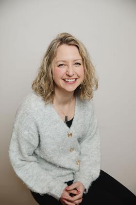 Jennifer Maslin headshot 3 by Mimi Van Praagh