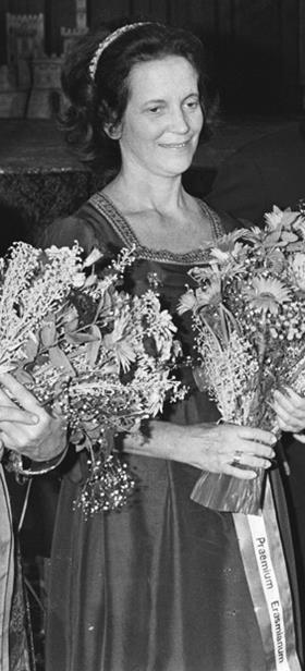 Marie Leonhardt receiving the Erasmus Prize in 1980