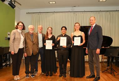 csm_Foto_01_v.l.n.r._Livia_Sellin__Peter_Weinberger__Simon_Weinberger__Trio_Con_Brio__1._Platz___MUK-Rektor_Andreas_Mailath-Pokorny_d2360ecdff