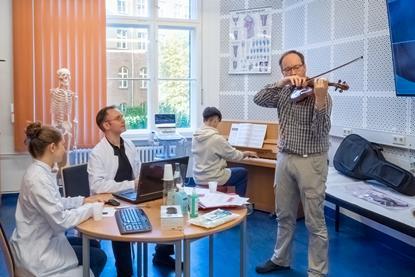 Violinist1 cr Berlin Centre for Musicians Medicine
