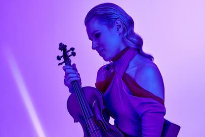 Eldbjorg Hemsing photos Colors of Bach_c_Gregor_Hohenberg violet with violin