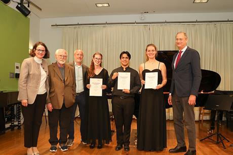 csm_Foto_01_v.l.n.r._Livia_Sellin__Peter_Weinberger__Simon_Weinberger__Trio_Con_Brio__1._Platz___MUK-Rektor_Andreas_Mailath-Pokorny_d2360ecdff