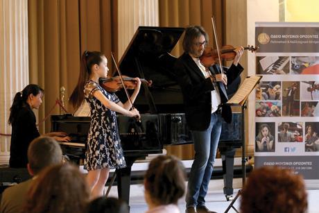 Kavakos works on Bruch’s First Concerto with 13-year-old US violinist Anais Feller at his 2019 Masterclass in Athens