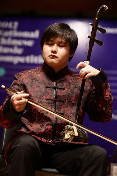 Erhu player receives Royal College of Music degree | Article | The Strad