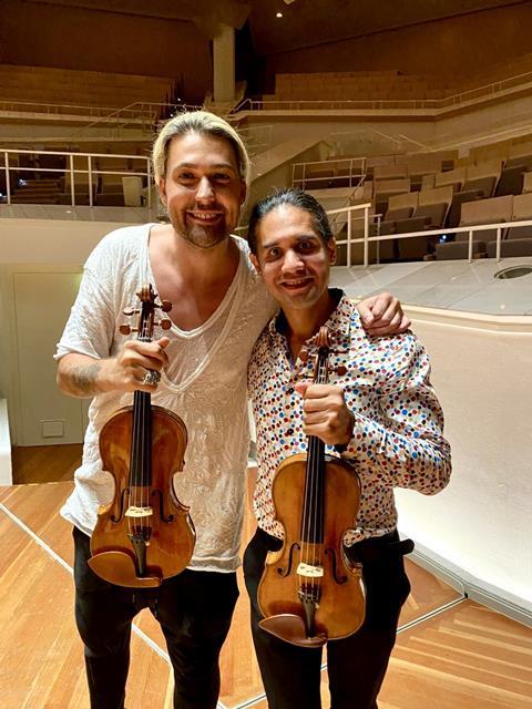 David Garrett (left) with his 1736 Guarneri, and Oscar Bohórquez (right) with one from 1729