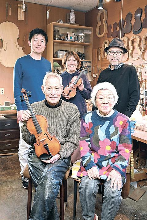 Shinichi Izutsu with his wife (seated) and two of his apprentices