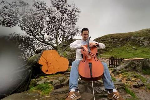 Riccardo-Pes-at-Sycamore-Gap