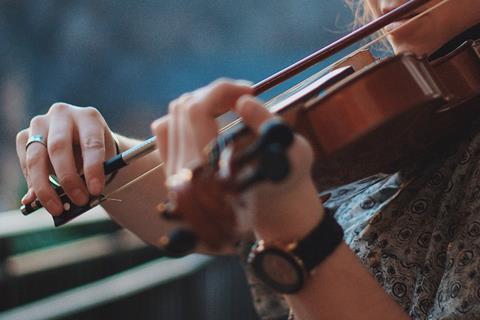 Outdoors_violin_practice_(Unsplash)