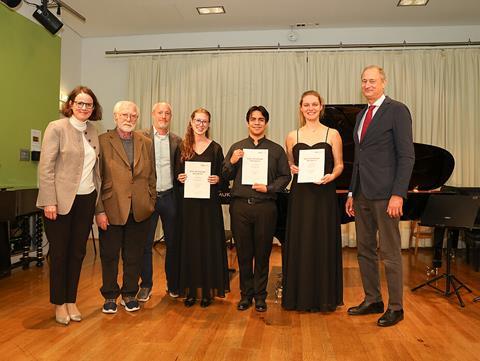 csm_Foto_01_v.l.n.r._Livia_Sellin__Peter_Weinberger__Simon_Weinberger__Trio_Con_Brio__1._Platz___MUK-Rektor_Andreas_Mailath-Pokorny_d2360ecdff