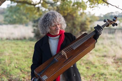 Steven isselis with the trench cello photo credit jens braun