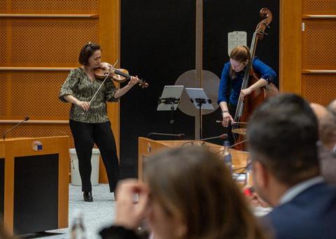 Violinist Emi Ohi Resnick and double bassist Valentina Scheldhofen Ciardelli