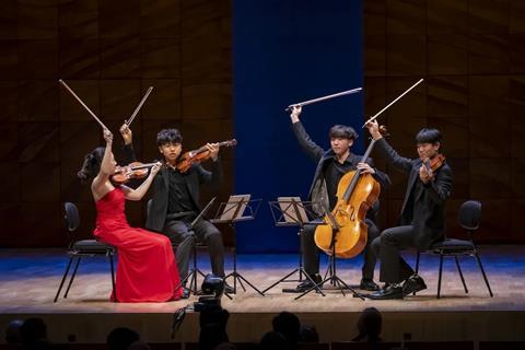 The-IncrediBows-at-Strike-a-Chord-Final-by-James-Grant-2