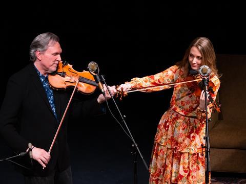 OConnor - Mark and Maggie O'Connor during the Crossing Bridges tour Orcas00019 two violins a (Steve Alboucq) edited