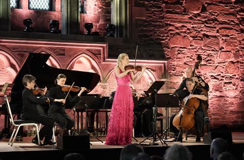 Colors-of-bach_foto-Jonas-Kroken-Saevereid_Elbjorg-Hemsing_hakonshallen-haakonshallen_festspillene-bergen_020626__15_