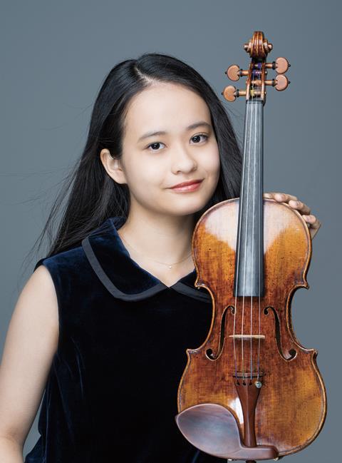 Violinist Himari