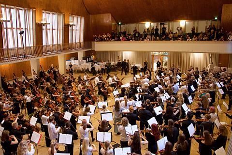 Geza_Szilvay_conducting_ESTA_Helsinki_photo_Matti_Lind
